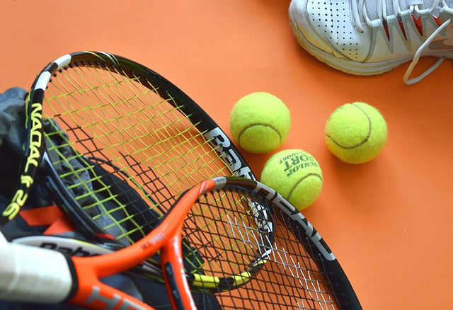 4 razones por las que debes evitar jugar pádel con pelotas de tenis