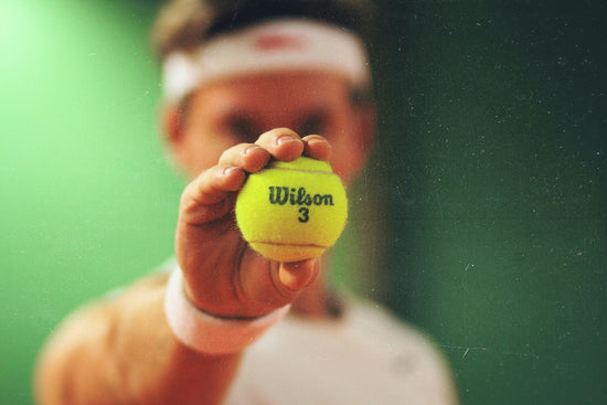 Tips para mantener tus ojos enfocados en la bola de tenis durante un partido